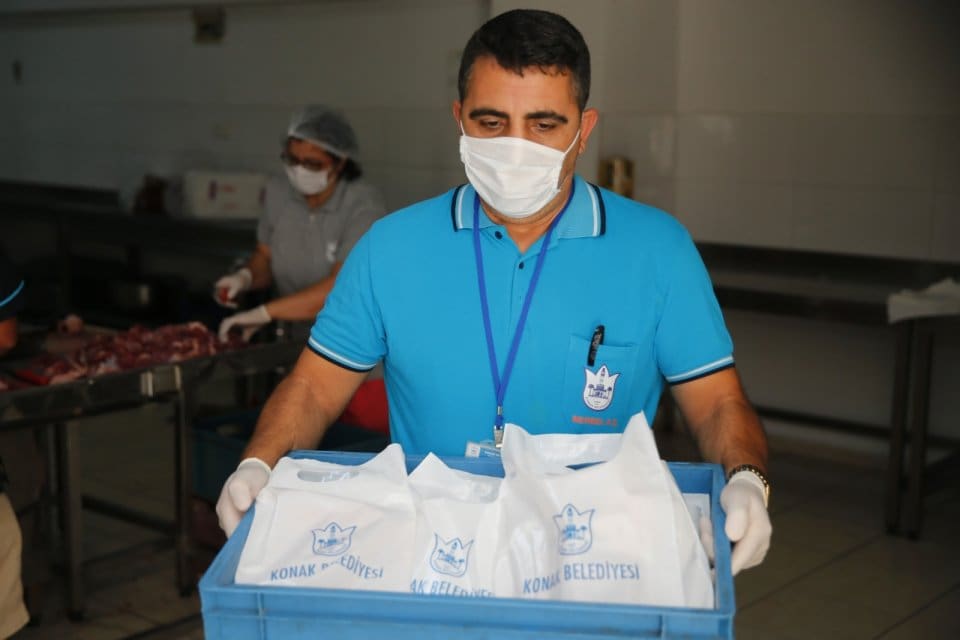 Konak Belediye Başkanı Abd&uuml;l Batur, iki yıldır başarıyla y&uuml;r&uuml;tt&uuml;kleri &ldquo;Askıda