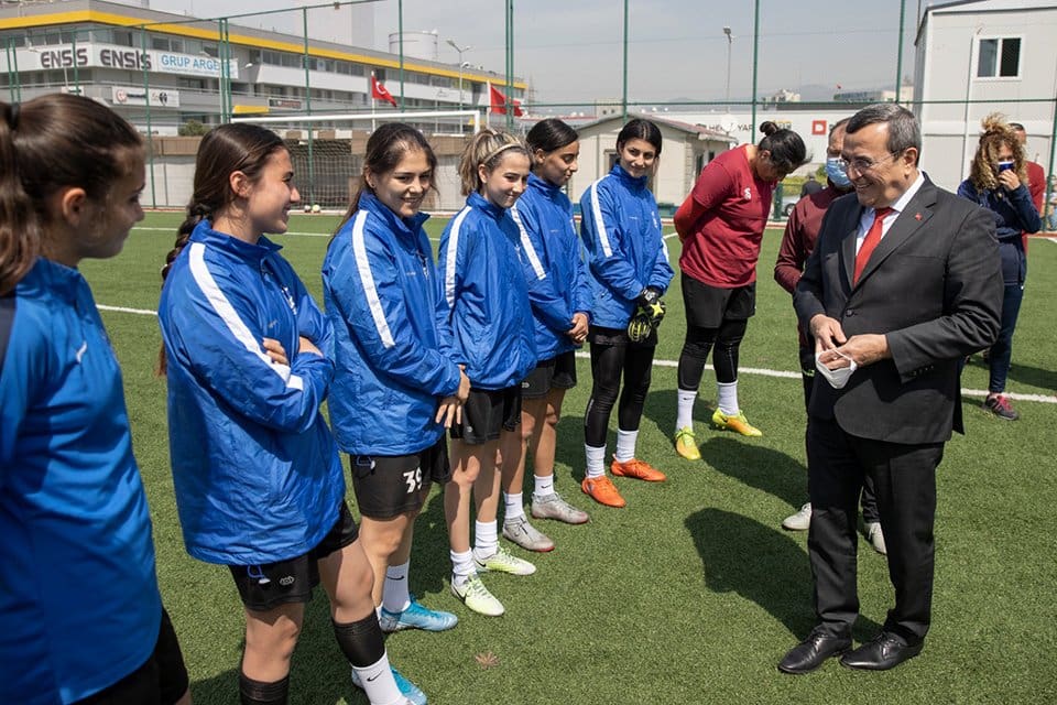 Konak Belediyesi&rsquo;nin Halkapınar&rsquo;daki tesislerinde antrenmanlarına devam Konak Belediyespor Kadın Futbol