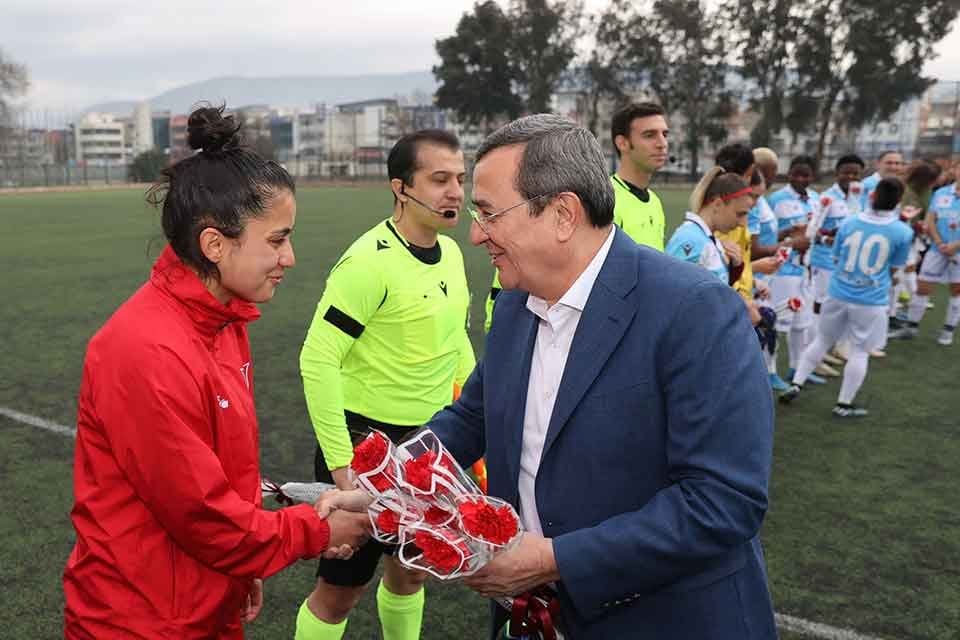 Konak Belediye Başkanı Abd&uuml;l Batur, Konak Belediyespor – Trabzonspor ma&ccedil;ı