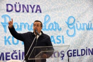 Konak Belediyesi’nin Dünya Romanlar Günü kapsamında düzenlediği iftar yemeğinde konuşan