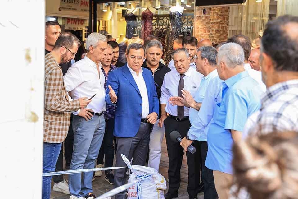 Kemeraltı&rsquo;nda gece vakti yıkılarak yerle bir edilen şadırvanda incelemelerde bulunan,
