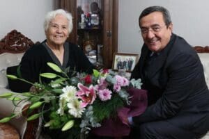 Konak Belediye Başkanı Abd&uuml;l Batur, her &Ouml;ğretmenler G&uuml;n&uuml;&rsquo;nde olduğu gibi
