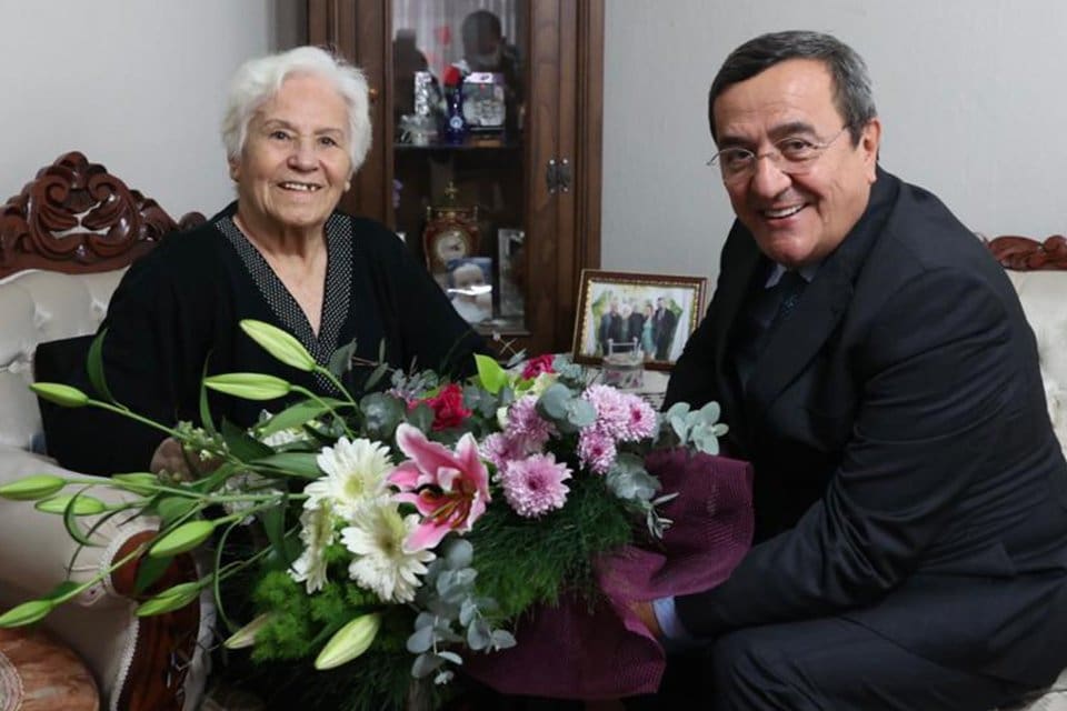 Konak Belediye Başkanı Abd&uuml;l Batur, her &Ouml;ğretmenler G&uuml;n&uuml;&rsquo;nde olduğu gibi