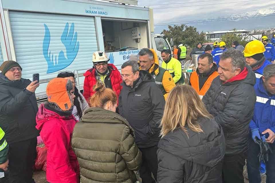 Konak Belediye Başkanı Abd&uuml;l Batur deprem b&ouml;lgesinde. Hatay&rsquo;da incelemelerde bulunan