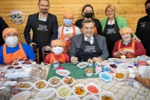 İzmir'de Konak Belediyesi Engelsiz Yaşam K&ouml;y&uuml;, &ouml;zel &ccedil;ocukların pasta yapım