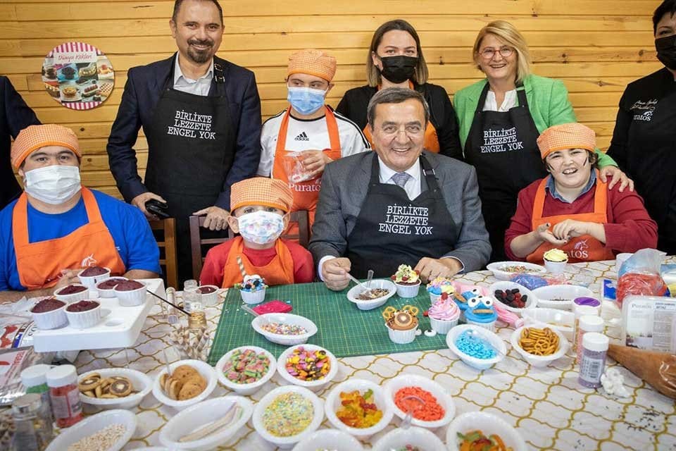 İzmir'de Konak Belediyesi Engelsiz Yaşam K&ouml;y&uuml;, &ouml;zel &ccedil;ocukların pasta yapım