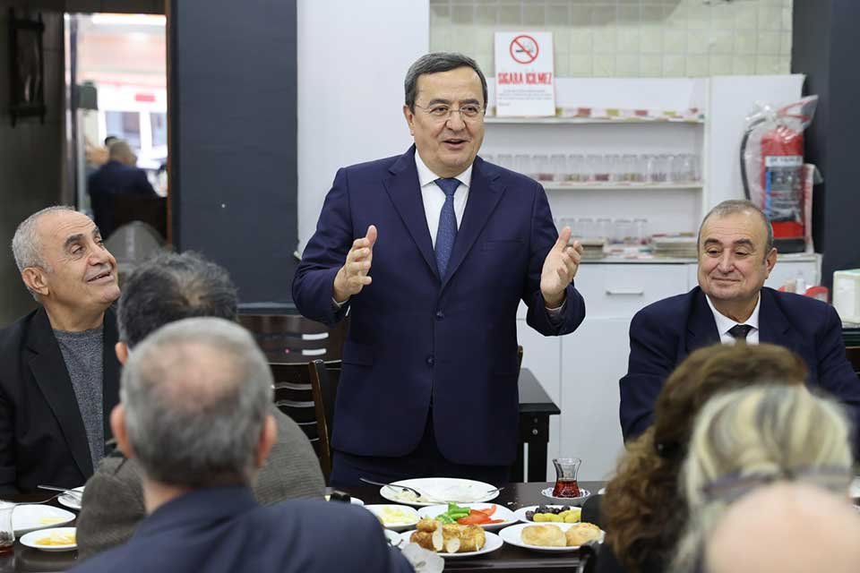 Konak Belediye Başkanı Abd&uuml;l Batur, G&uuml;ltepe&rsquo;de esnafla buluştu. Esnafın derdini