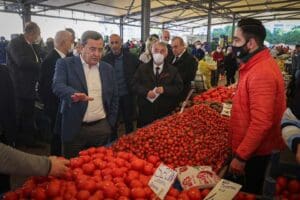 Hatay Pazaryeri&rsquo;ni ziyaret ederek, alanda incelemelerde bulunan Konak Belediye Başkanı