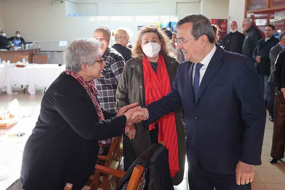 Konak Belediye Başkanı Abd&uuml;l Batur, Konak&rsquo;ta g&ouml;rev yapan kadın muhtarlarla