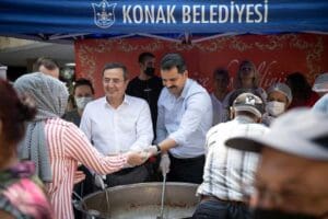 Konak Belediyesi&rsquo;nin Muharrem ayı dolayısıyla ger&ccedil;ekleştirdiği aşure dağıtımında Konak Belediye