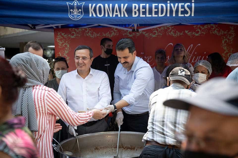 Konak Belediyesi&rsquo;nin Muharrem ayı dolayısıyla ger&ccedil;ekleştirdiği aşure dağıtımında Konak Belediye