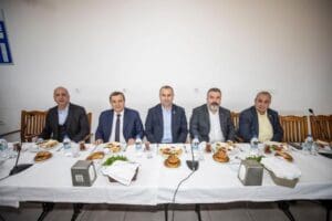 Konaklı muhtarlarla bir araya gelen Konak Belediye Başkanı Abd&uuml;l Batur,