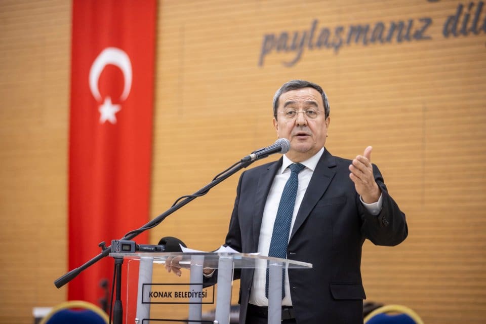 Muhtarlarla bir araya gelerek talepleri dinleyen Konak Belediye Başkanı Abd&uuml;l
