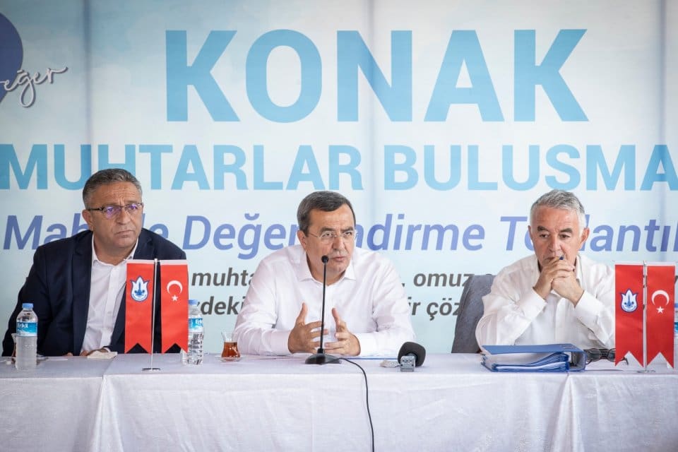 Konaklı muhtarlarla bir araya gelen Başkan Batur, hem muhtarların taleplerini