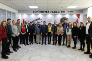 CHP Konak İl&ccedil;e Başkanlığı g&ouml;revine getirilen Akın K&uuml;&ccedil;&uuml;koğullarından ve Y&ouml;netim