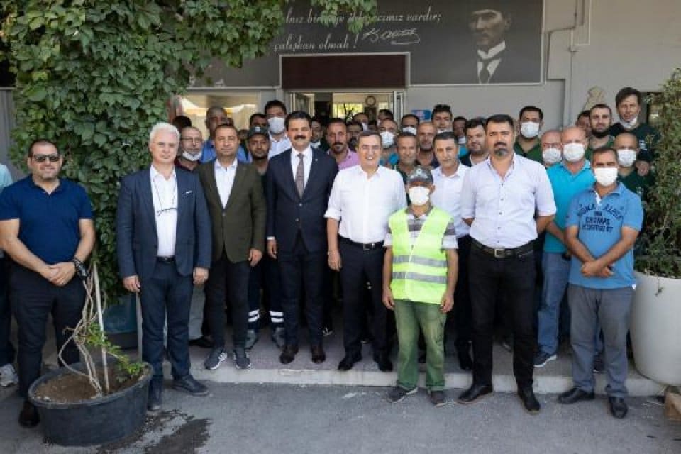 Kurban Bayramı dolayısıyla bayramlaşma programına devam eden Konak Belediye Başkanı