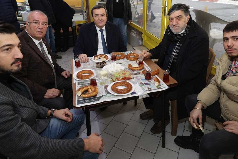 Konak Belediye Başkanı Abd&uuml;l Batur, makamda değil sahada, vatandaşın yanında