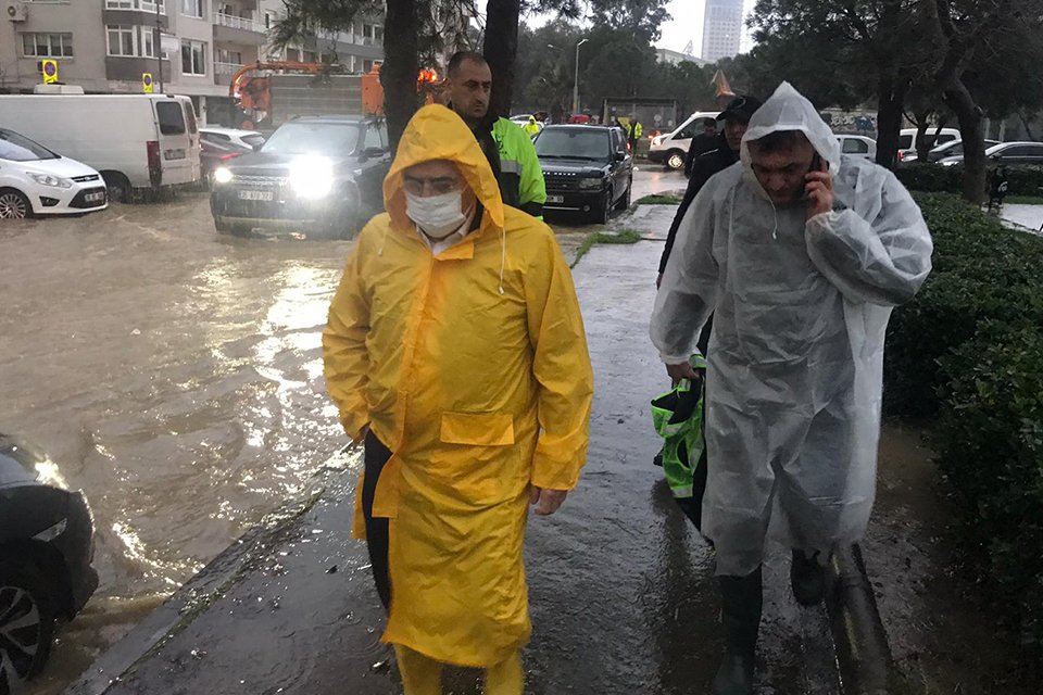 İzmir&rsquo;de etkili olan ve gece saatlerinde şiddetini artıran kuvvetli sağanak