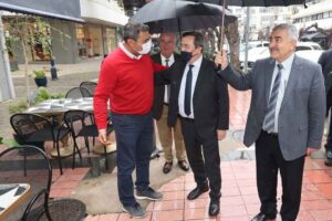 Alsancak bölgesindeki taksi duraklarını ziyaret ederek, taksicilerin sorunlarını dinleyen Konak