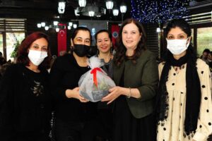 Bal&ccedil;ova Belediye Başkanı Fatma &Ccedil;alkaya il&ccedil;ede bulunan okulların Aile Birlikleri