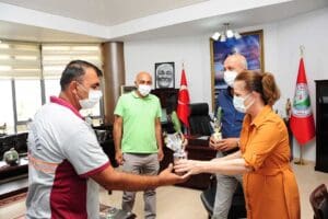 Bal&ccedil;ova Belediye Başkanı Fatma &Ccedil;alkaya, Muğla&rsquo;daki yangın s&ouml;nd&uuml;rme &ccedil;alışmalarına katılan