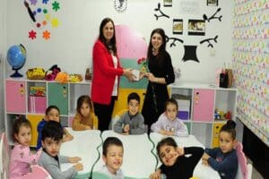 Bal&ccedil;ova Belediye Başkanı Fatma &Ccedil;alkaya, il&ccedil;ede g&ouml;rev t&uuml;m &ouml;ğretmenlere birer
