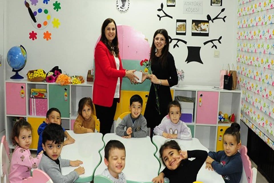 Bal&ccedil;ova Belediye Başkanı Fatma &Ccedil;alkaya, il&ccedil;ede g&ouml;rev t&uuml;m &ouml;ğretmenlere birer