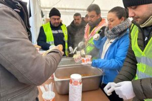 Üç gündür Malatya’da bulunan ve çalışma arkadaşlarıyla depremzedelere destek olmak