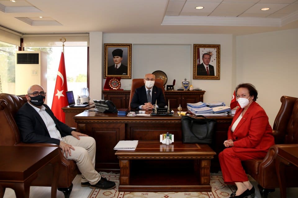 İzmir Gazeteciler Cemiyeti (İGC) Başkanı Misket Dikmen, İzmir Valisi Yavuz