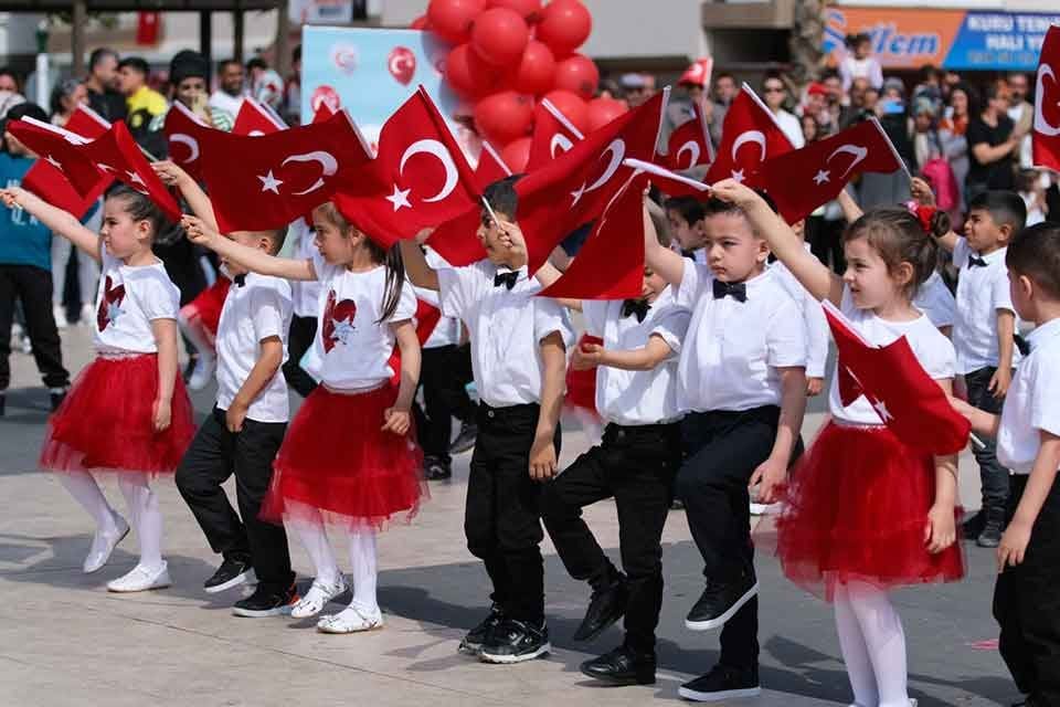 Narlıdere&rsquo;de 23 Nisan Ulusal Egemenlik ve &Ccedil;ocuk Bayramı coşkusu yaşandı.