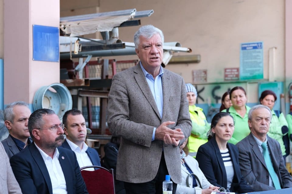 Narlıdere Belediye Başkanı Ali Engin, belediye personelinin Ramazan Bayramını kutladı.