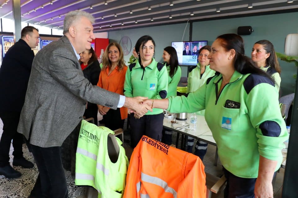Narlıdere Belediye Başkanı Ali Engin, kadın personelin 8 Mart D&uuml;nya