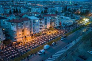 Buca&nbsp;Belediyesi, kentin ana arterlerinden Menderes Caddesi&rsquo;ndeki trafik y&uuml;k&uuml;n&uuml; &ouml;nemli &ouml;l&ccedil;&uuml;de