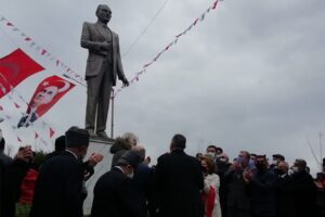 Törende konuşan Çiğli Belediye Başkanı Gümrükçü, 'Bugün burada sağcı solcu