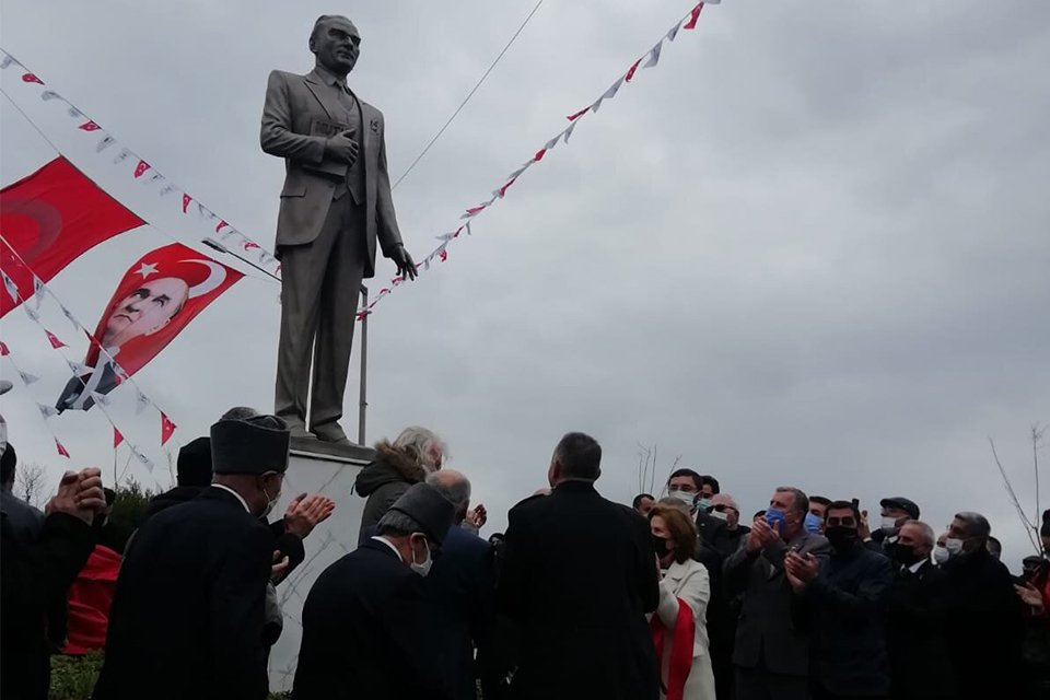 Törende konuşan Çiğli Belediye Başkanı Gümrükçü, 'Bugün burada sağcı solcu