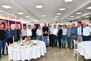 &Ccedil;iğli Belediye Başkanı Utku G&uuml;mr&uuml;k&ccedil;&uuml;, il&ccedil;edeki berber esnafıyla bir araya