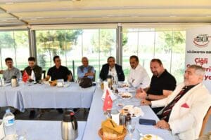 &Ccedil;iğli Belediye Başkanı Utku G&uuml;mr&uuml;k&ccedil;&uuml;, esnaflara y&ouml;nelik d&uuml;zenlediği değerlendirme toplantıları