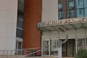 &Ccedil;iğli Belediye Başkanı Utku G&uuml;mr&uuml;k&ccedil;&uuml;, DİSK-Genel İş Sendikası 8 No'lu