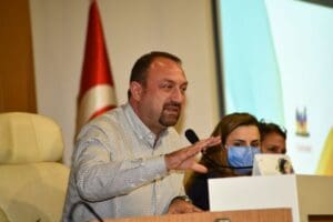 K&ouml;yi&ccedil;i Mahallesi'ndeki imar spek&uuml;lasyonlarıyla ilgili a&ccedil;ıklamalarda bulunan Başkan Utku G&uuml;mr&uuml;k&ccedil;&uuml;,