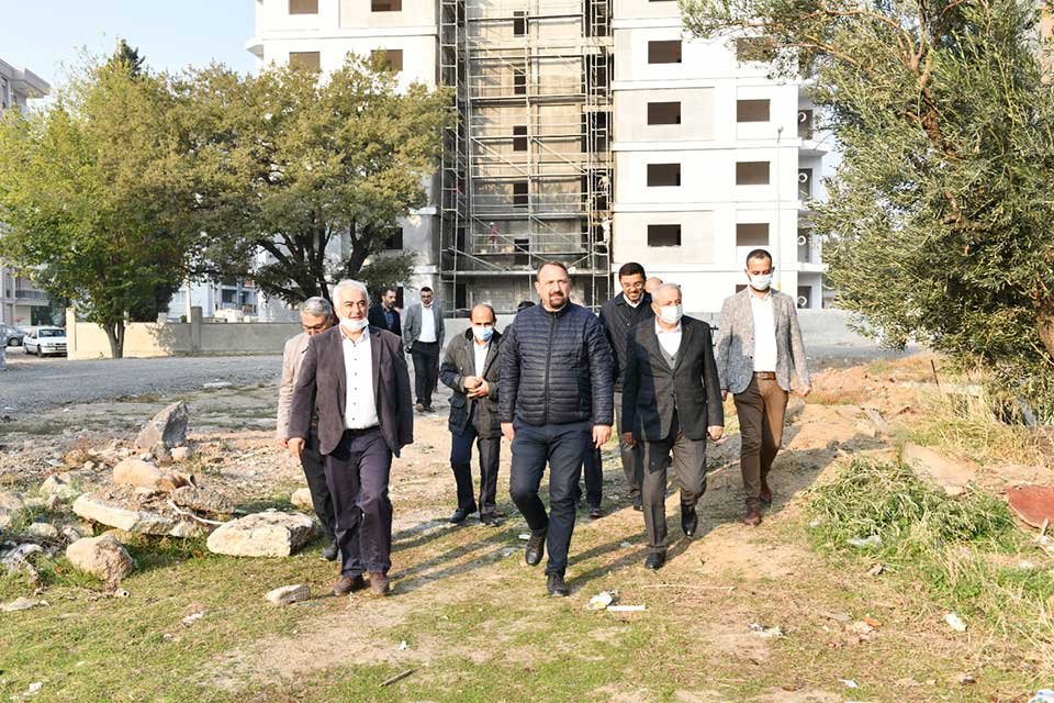 Çiğli Belediye Başkanı Utku Gümrükçü, kentin ihtiyaç ve sorunlarını yerinde