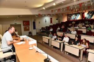 &Ccedil;iğli Belediye Başkanı Utku G&uuml;mr&uuml;k&ccedil;&uuml;, il&ccedil;e sınırları i&ccedil;erisinde devam eden