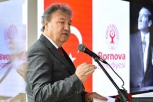 Bornova Belediye Başkanı Dr. Mustafa İduğ, il&ccedil;edeki ihtiya&ccedil; sahibi &ouml;ğrencilere