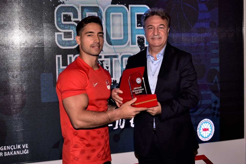 İzmir'de Amat&ouml;r Spor Haftası kapanışı ve "Amat&ouml;r&uuml;n En'leri" &ouml;d&uuml;l t&ouml;reni