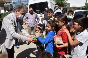 Ramazan Bayramı &ouml;ncesi mahalleleri dolaşarak vatandaşların bayramını kutlayan Bornova Belediye