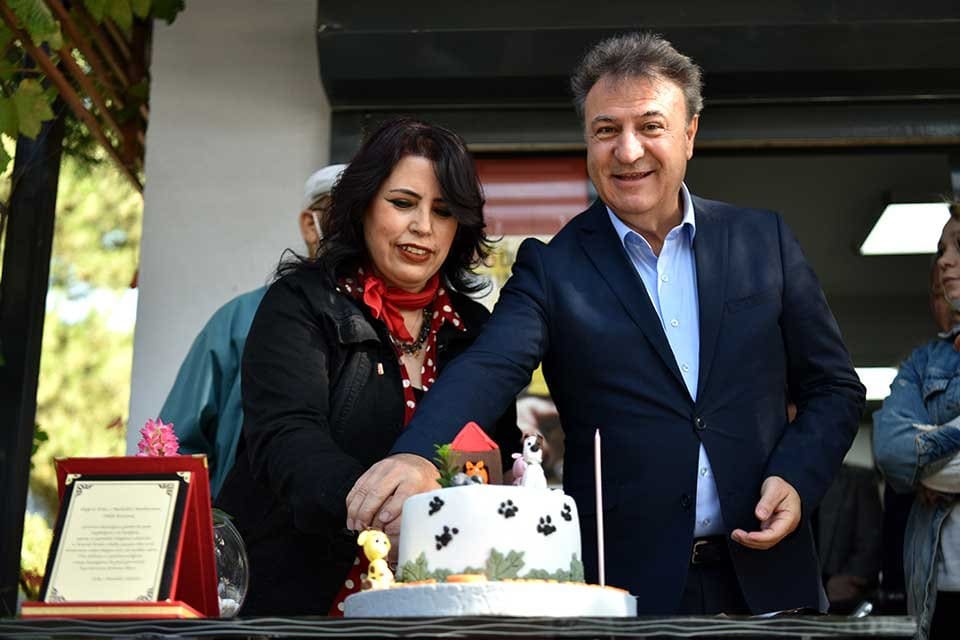 Bornova Belediye Başkanı Dr. Mustafa İduğ, can dostlara olan sevgisi