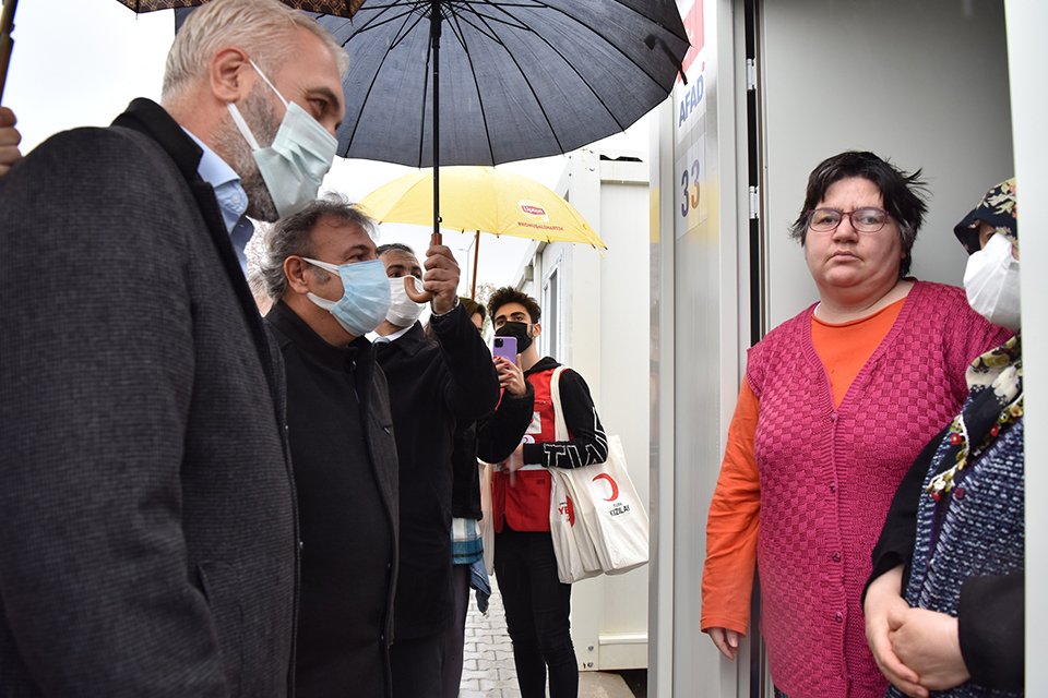 Bornova Belediye Başkanı Dr. Mustafa İduğ, deprem sonrası yapılan konteyner