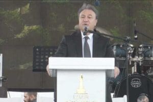 Dr. Beh&ccedil;et Uz Rekreasyon Alanı'nın a&ccedil;ılış t&ouml;reninde konuşan Bornova Belediye