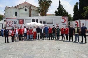 Bornova Belediye Başkanı Dr. Mustafa İduğ, T&uuml;rk Kızılay tarafından Bornova&rsquo;da