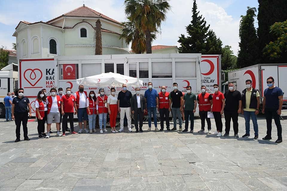 Bornova Belediye Başkanı Dr. Mustafa İduğ, T&uuml;rk Kızılay tarafından Bornova&rsquo;da