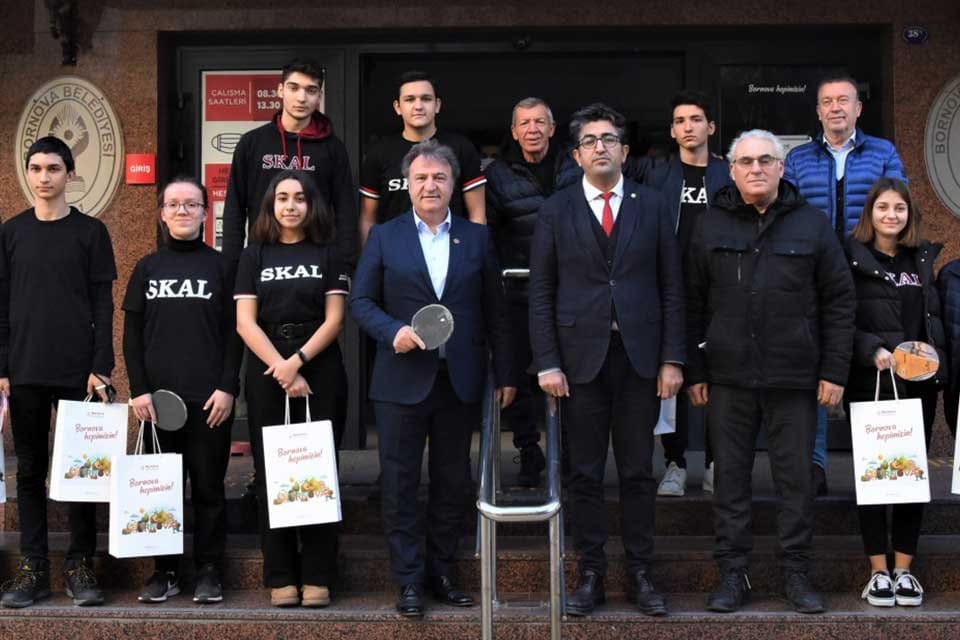 Bornova Belediye Başkanı Dr. Mustafa İduğ, Bornova&rsquo;nın başarılı gen&ccedil; sporcularını